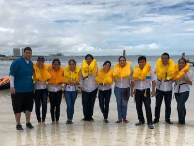 Alumna de aviación preparándose para carrera de sobrecargo en México